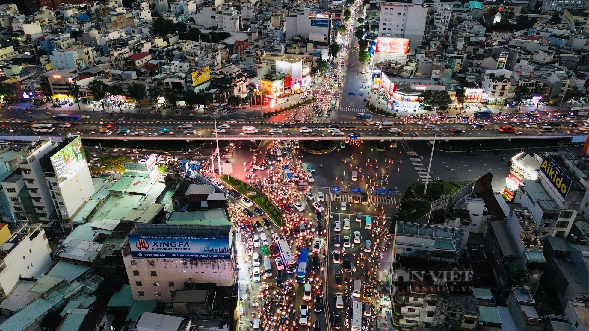 'Ngộp thở' với cảnh kẹt xe tại điểm đen giao thông ở TPHCM ảnh 1