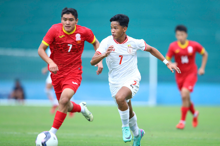 U17 Myanmar (áo trắng) giúp U17 Việt Nam có thêm hy vọng.