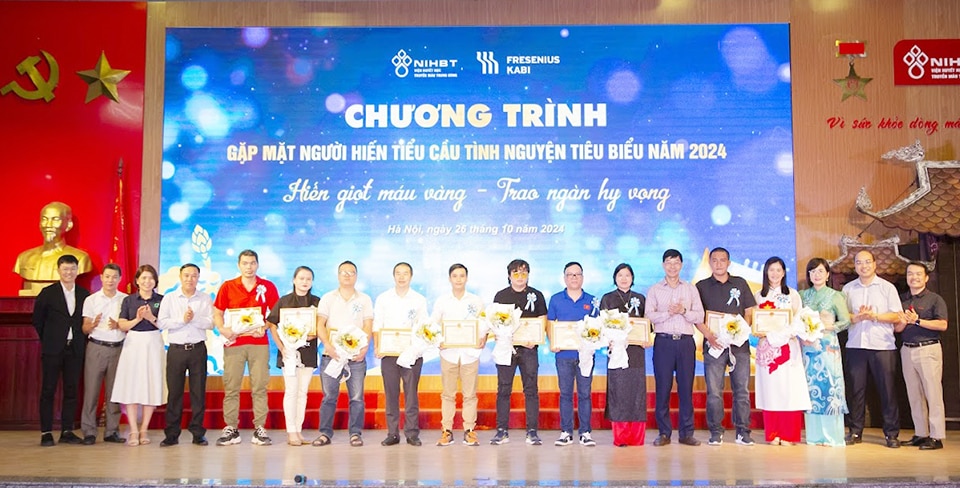 TS Trần Ngọc Quế - Giám đốc Trung tâm Máu quốc gia, Viện Huyết học – Truyền máu T.Ư trao Giấy khen cho các cá nhân hiến tiểu cầu tiêu biểu năm 2024.