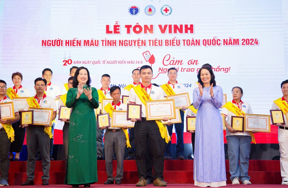 Mr. Nguyen Van Hieu received a certificate of merit at the ceremony honoring typical national voluntary blood donors in 2024.