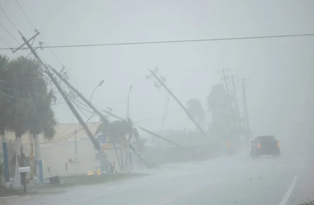 Cột điện ở Fort Myers, bang Florida đổ do bão Milton. Ảnh: REUTERS