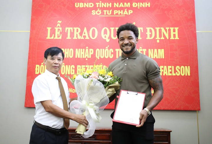 Rafaelson nhận quốc tịch Việt Nam.