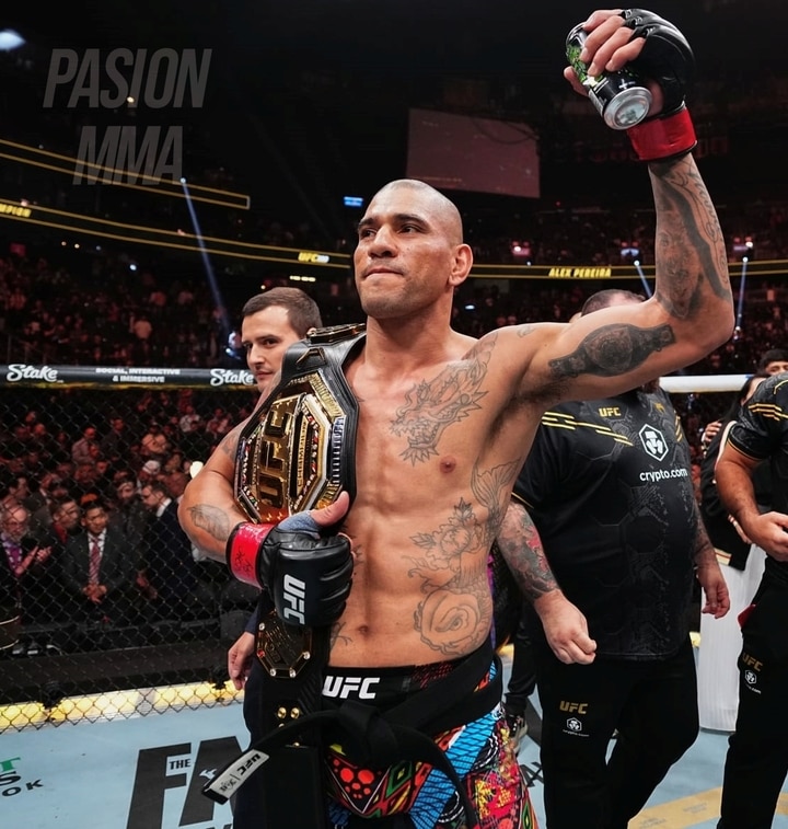 Alex Pereira bảo vệ đai vô địch hạng dưới nặng UFC.