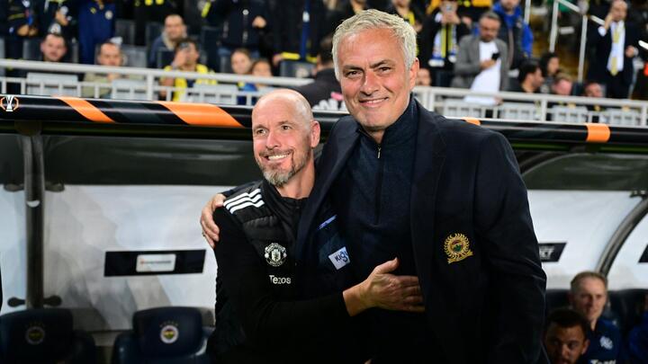 Mourinho thân mật với HLV Erik Ten Hag.