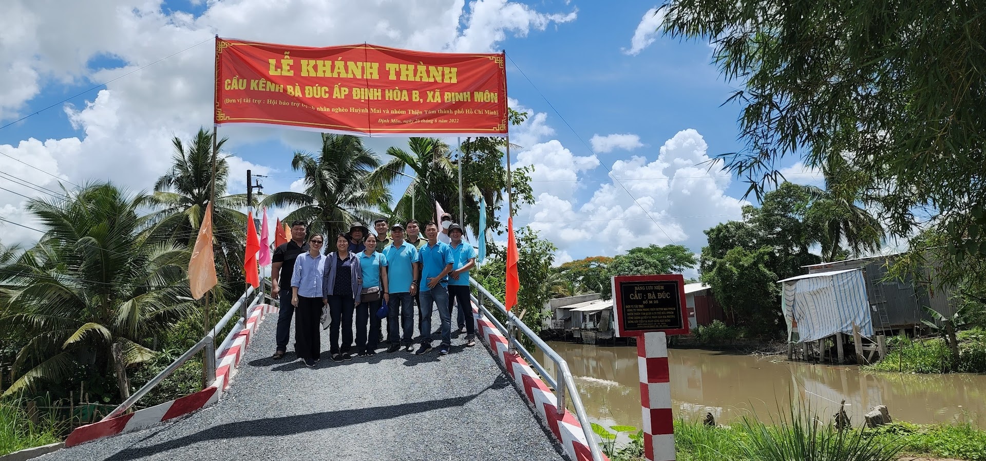 Nhóm Thiện Tâm bàn giao cây cầu cho chính quyền địa phương.