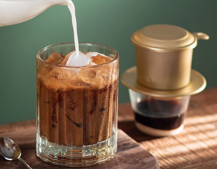 Tiêu thụ quá nhiều caffeine làm tóc trở nên khô và dễ gãy, từ đó dẫn đến tình trạng bạc tóc sớm.