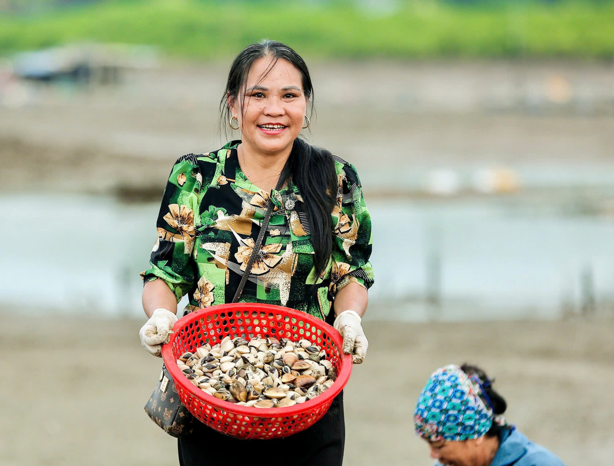 Nông dân Việt Nam xuất sắc năm 2024 có doanh thu cao nhất 150 tỷ/năm là nữ tỷ phú nuôi ngao đến từ Thanh Hóa - Ảnh 1.