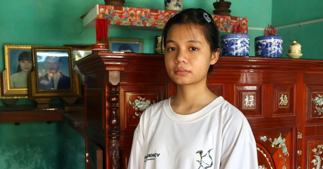 Nữ sinh bật khóc cầm giấy khen đứng "khoe" trước di ảnh cha mẹ