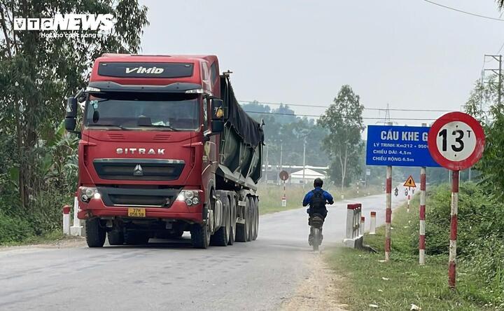 Thời gian qua, trên tuyến QL48E đoạn qua xã Nghi Lâm, huyện Nghi Lộc (Nghệ An) xuất hiện nhiều đoàn xe tải hạng nặng 30-40 tấn