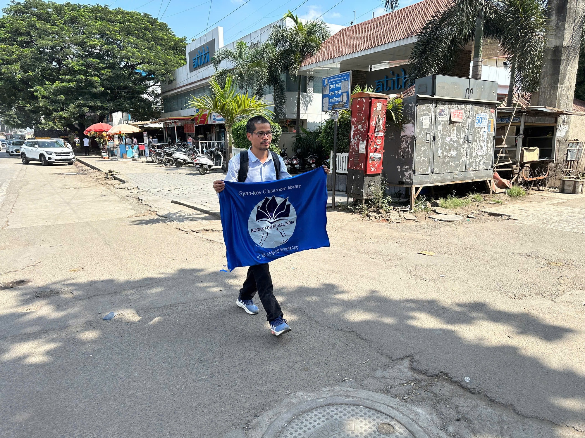 Ông Nguyễn Quang Thạch bắt đầu đi bộ 3.000km vận động sách tại Ấn Độ - Ảnh 1.