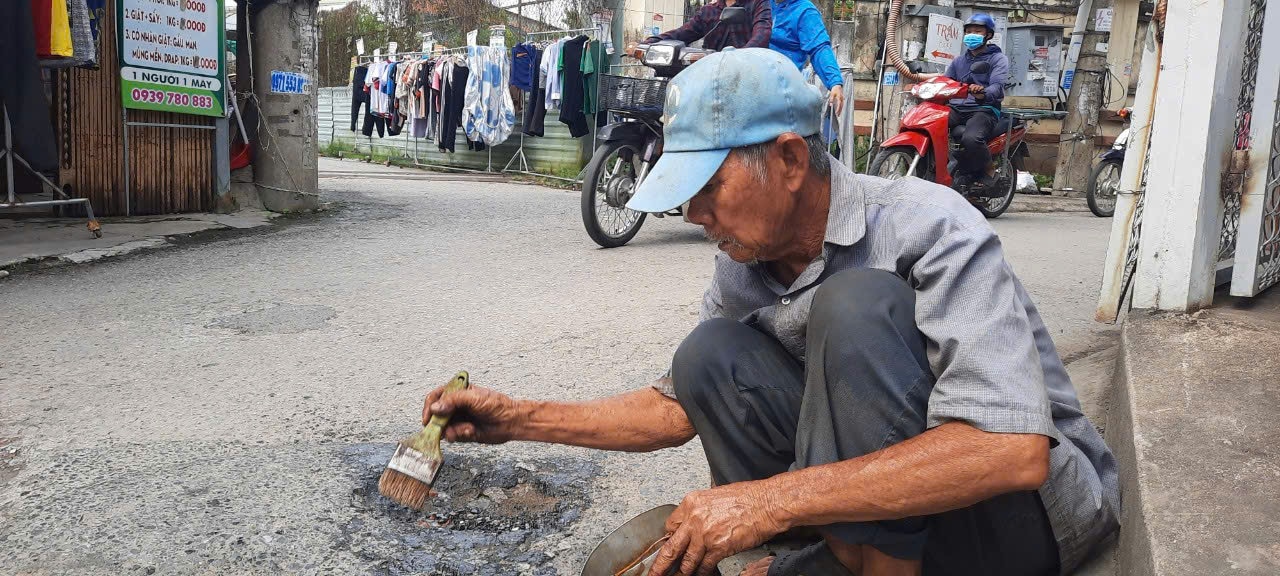 Ông lão ‘chắp vá’ yêu thương cho cuộc đời- Ảnh 1.