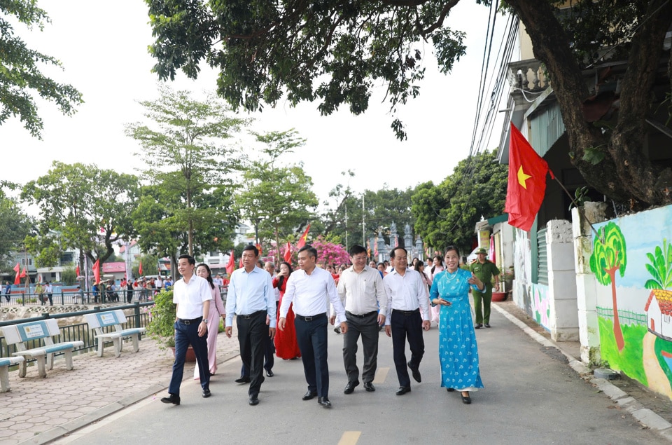 Ủy viên Ban Thường vụ, Trưởng ban Dân vận Thành ủy Đỗ Anh Tuấn thăm tuyến đường sáng, xanh, sạch, đẹp do cán bộ và Nhân dân xã Đặng Xá, huyện Gia Lâm chung tay thực hiện.