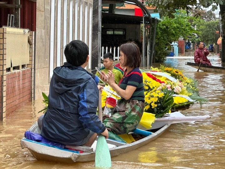 Nước lũ nhấn chìm hết các tuyến đường giao thông, gia quyến của những người mất trong trận lũ phải chèo thuyền đưa thi thể đi mai táng.