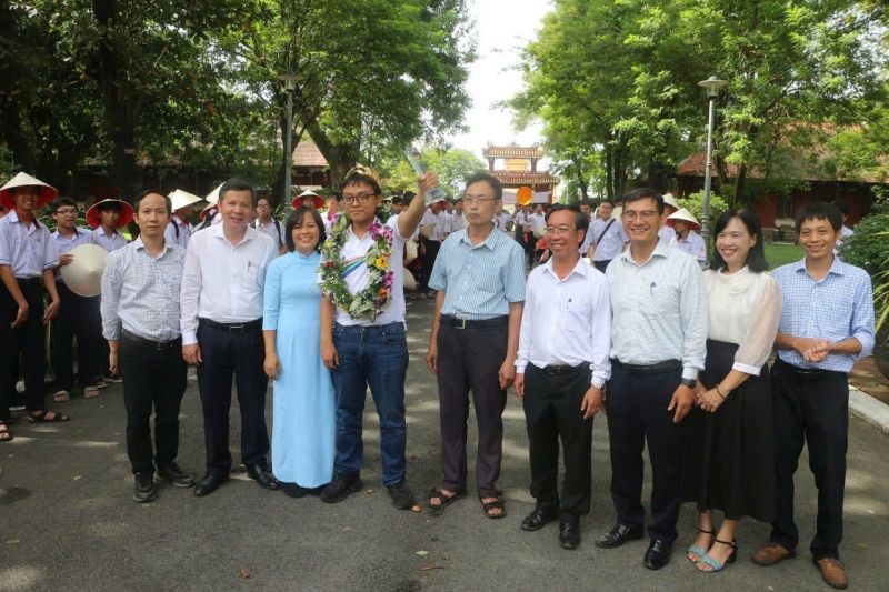 Quán quân Olympia chia sẻ bí quyết trở thành “nhà vô địch” khi vừa trở về quê nhà -0