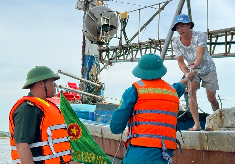 Quảng Ngãi cấm tất cả các phương tiện, tàu, thuyền ra biển hoạt động từ 10 giờ ngày 26/10 .