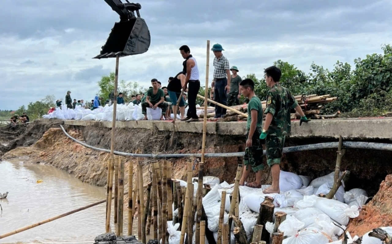 Chính quyền và người dân đồng lòng, đồng tâm vượt qua bão lũ