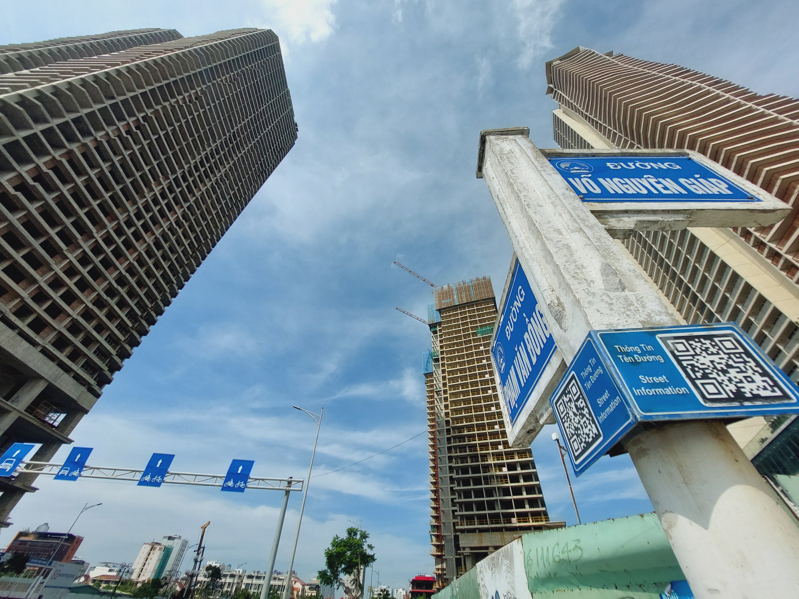 Scan QR code under street sign, discover Vietnamese history Vietnam.vn