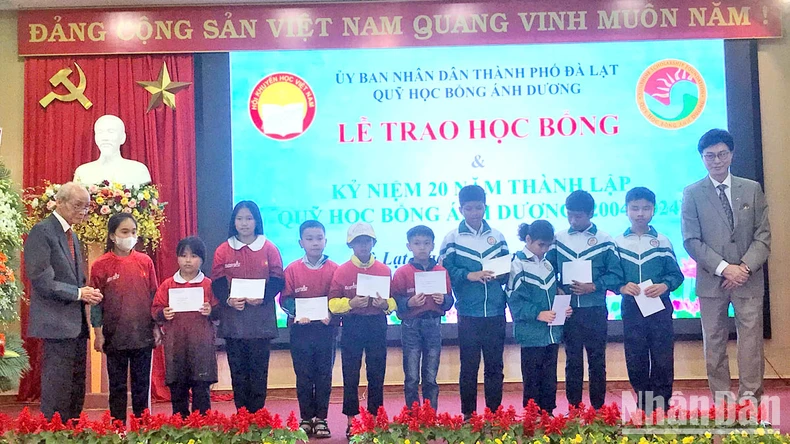 Gần 100 học sinh, sinh viên tại Đà Lạt được tặng học bổng Ánh Dương ảnh 1