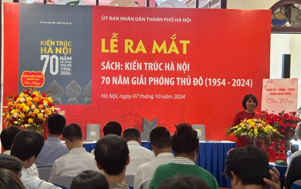 Quang cảnh buổi ra mắt cuốn sách.