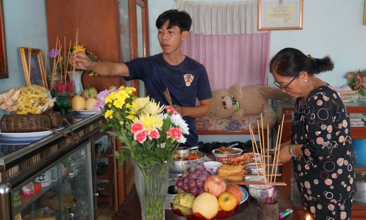 Gia đình bà Dương Thị Quý dâng cơm cúng ông bà tổ tiên trong lễ Sen Đôn ta. Ảnh: Phương Anh