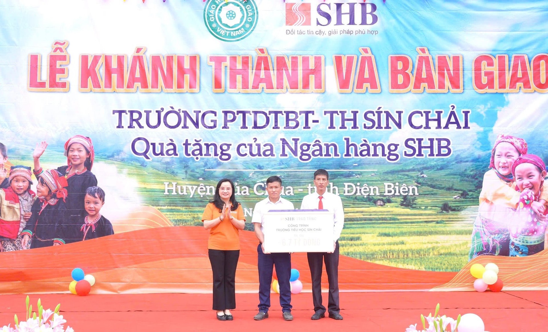 tong-giam-doc-shb-ngo-thu-ha-dai-dien-ngan-hang-shb-ban-giao-cong-trinh-truong-hoc-tai-huyen-tua-chua-tinh-dien-bien.jpg