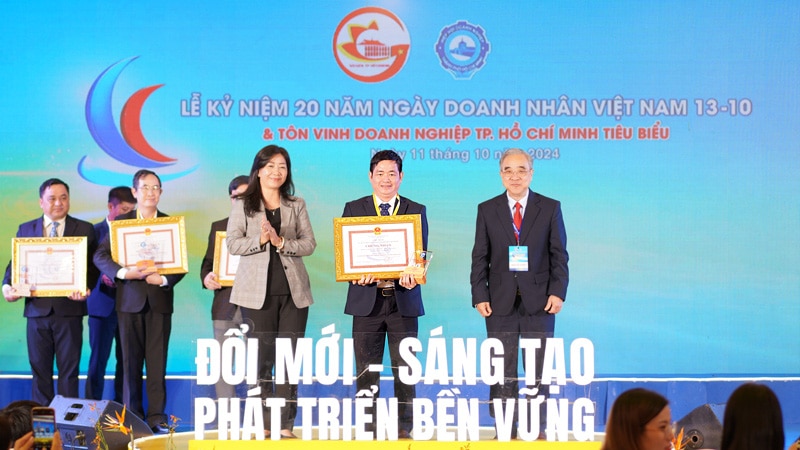 Sáng kiến xanh của Satra được tôn vinh tại Doanh nghiệp Doanh nhân TP. HCM tiêu biểu năm 2024 - Ảnh 1.