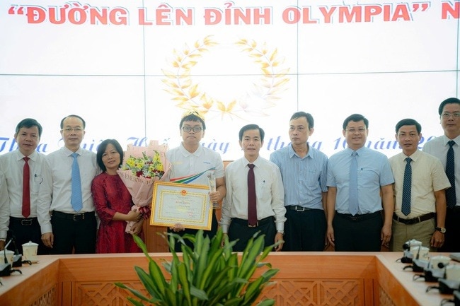 Sau tranh cãi trận chung kết, quán quân Olympia 2024 Phú Đức liên tiếp được trao thưởng tương đương HSG Quốc gia- Ảnh 2.