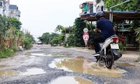 Người dân chật vật di chuyển trên 'con đường đau khổ' dài hơn 100 mét ở Hà Nội