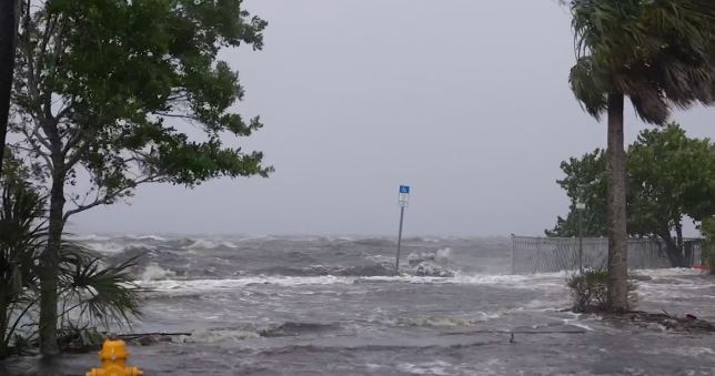 Siêu bão quái vật Milton đổ bộ Florida với sức gió gần 200km/h, mưa lớn 