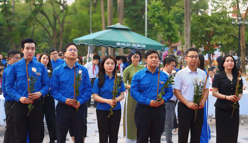 Các đại biểu dâng hương, dâng hoa tại Tượng đài Anh hùng Lý Tự Trọng