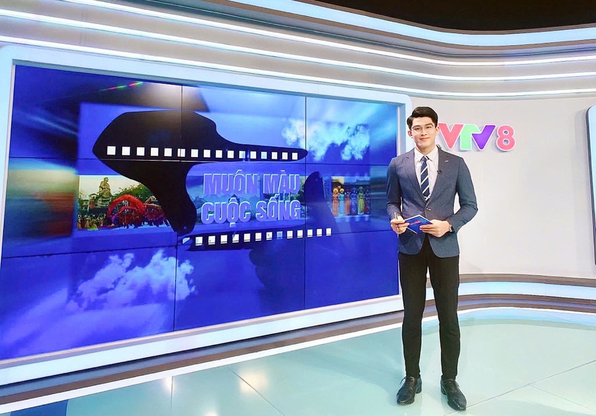 Quang Huy dẫn chương trình tại Đài Truyền hình Việt Nam - VTV8