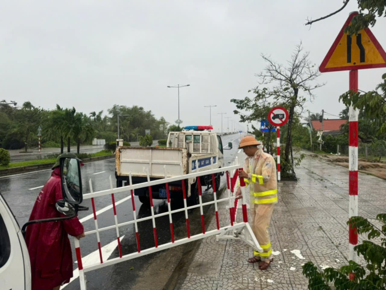 Bão Trami áp sát Quảng Nam, Đà Nẵng: Sơ tán gần 20 nghìn dân- Ảnh 1.