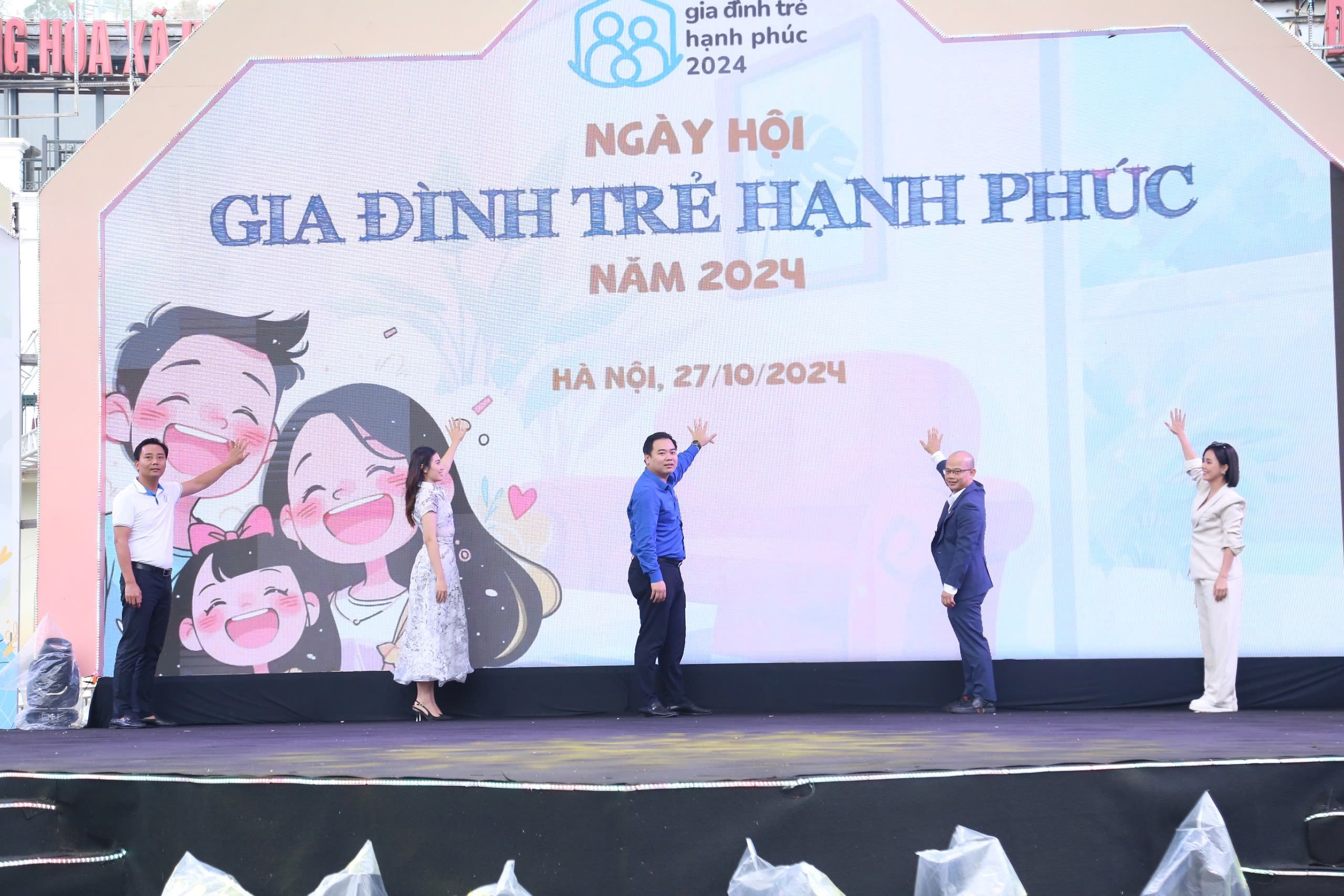 Sôi nổi hoạt động gắn kết gia đình tại Ngày hội Gia đình trẻ hạnh phúc 2024- Ảnh 1.