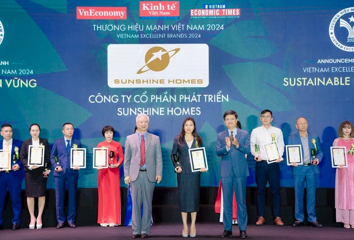 Tổng Giám đốc Sunshine Homes Đỗ Thị Định đại diện doanh nghiệp nhận vinh danh trong Top “Thương hiệu mạnh – Phát triển bền vững năm 2024” tại Chương trình Thương hiệu mạnh Việt Nam lần thứ 21.