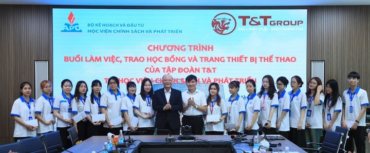 Năm học 2023-2024, T&T Group trao học bổng và trang thiết bị thể thao với tổng trị giá 400 triệu đồng cho Học viện Chính sách và Phát triển.