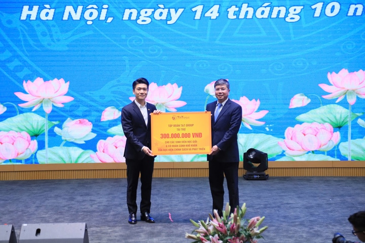 Ông Đỗ Quang Vinh, Phó Chủ tịch HĐQT Ngân hàng SHB (bên trái) - đại diện Tập đoàn T&T Group trao tặng học bổng tổng trị giá 300 triệu đồng cho Học viện Chính sách và Phát triển.