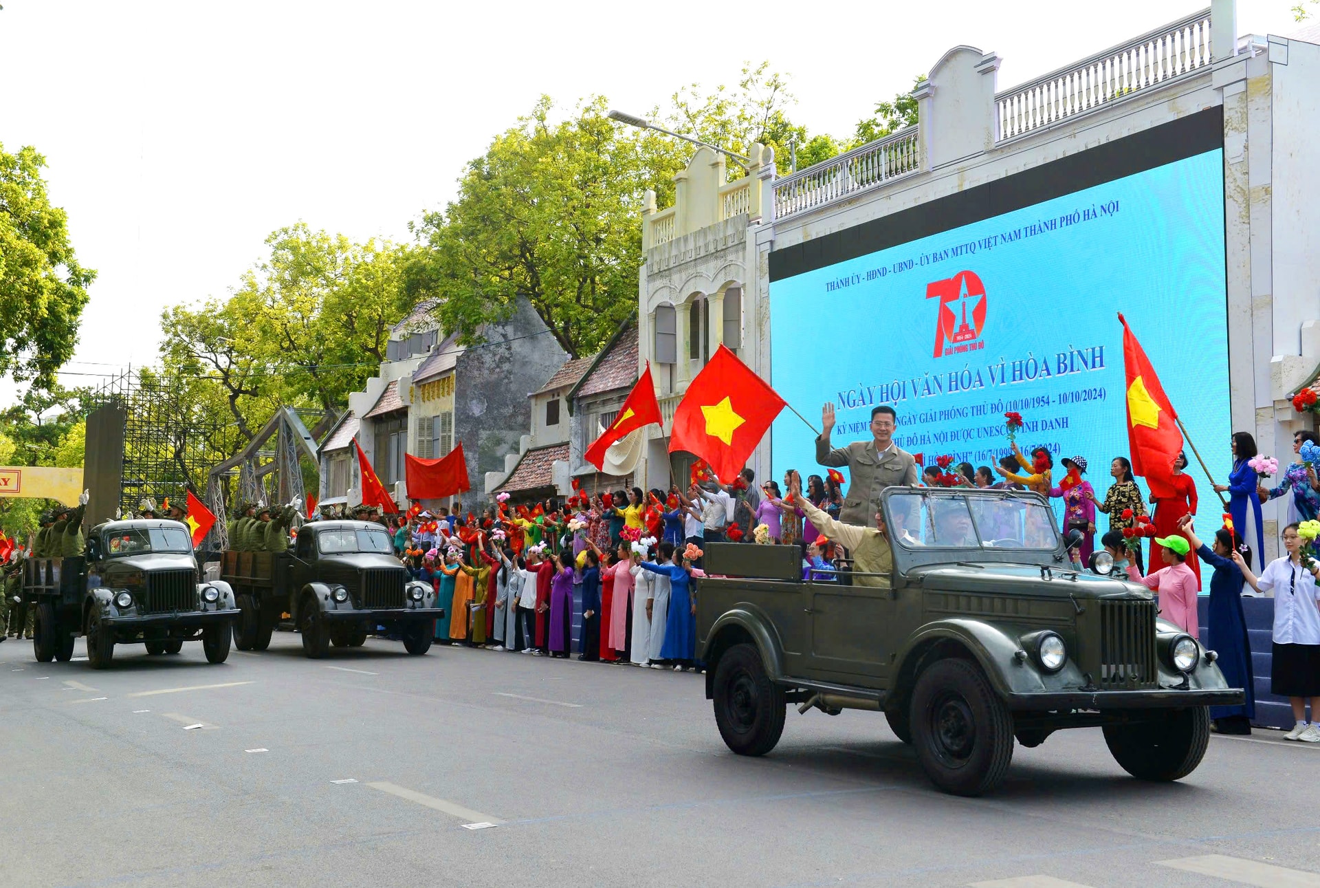 tai hien le chao co 10 10 1954 tai ha noi voi khoang 10000 nguoi hat vang bai quoc ca hinh 1