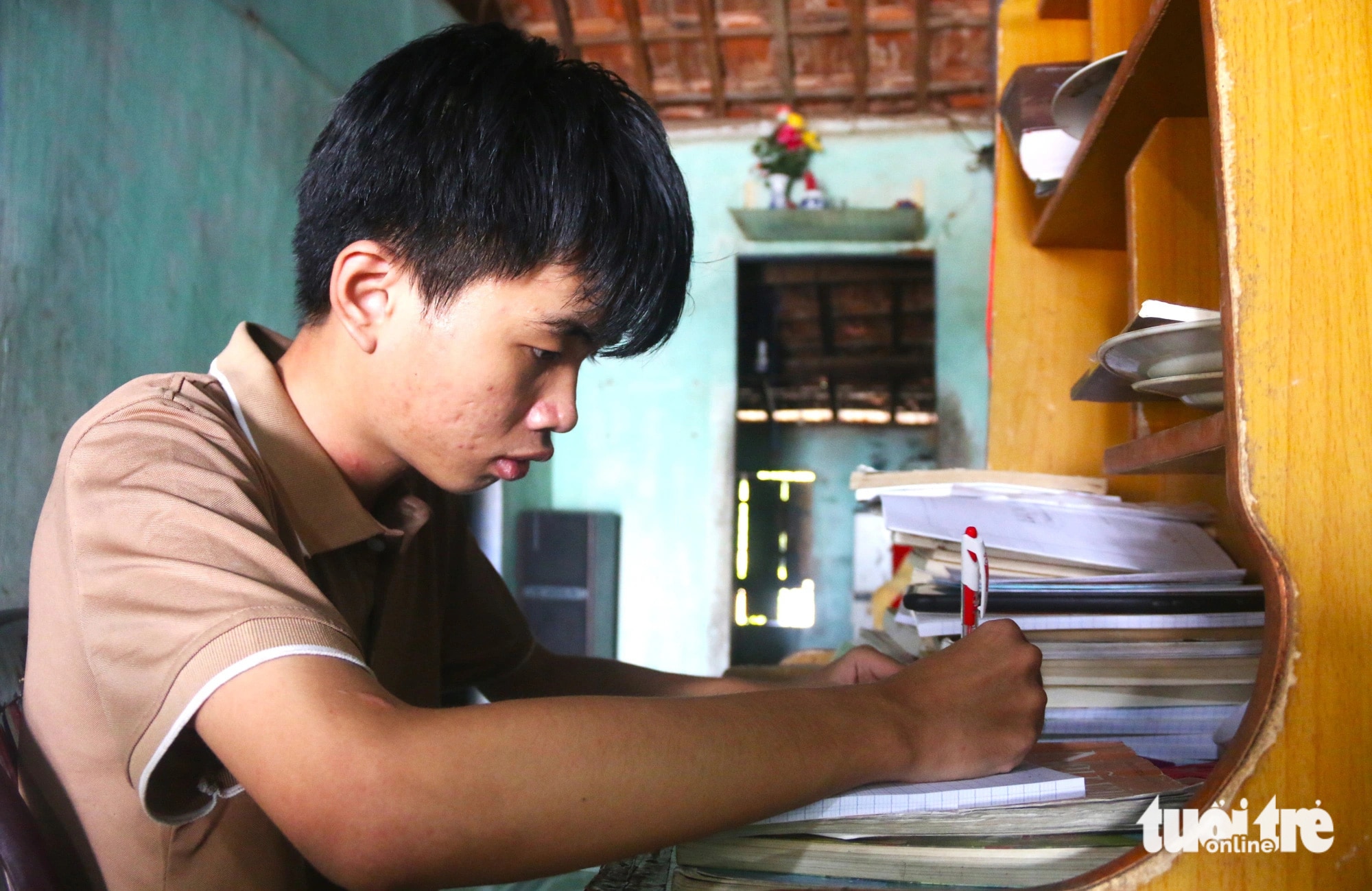 Nam sinh đi đi học về chào mẹ mà mẹ nằm im mãi mãi: Là thủ khoa đầu vào chuyên ngành thanh tra - Ảnh 1.