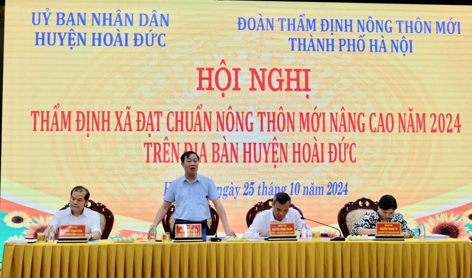 Đoàn thẩm định nông thôn mới TP Hà Nội làm việc tại huyện Hoài Đức.