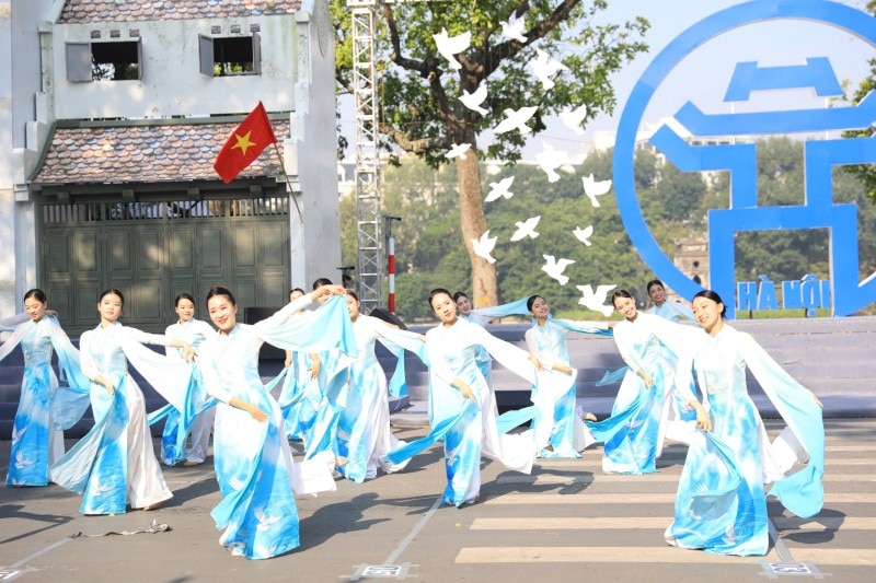 “Thăng Long - Hà Nội trường tồn cùng tuế nguyệt, vững vàng, khí phách hiên ngang”