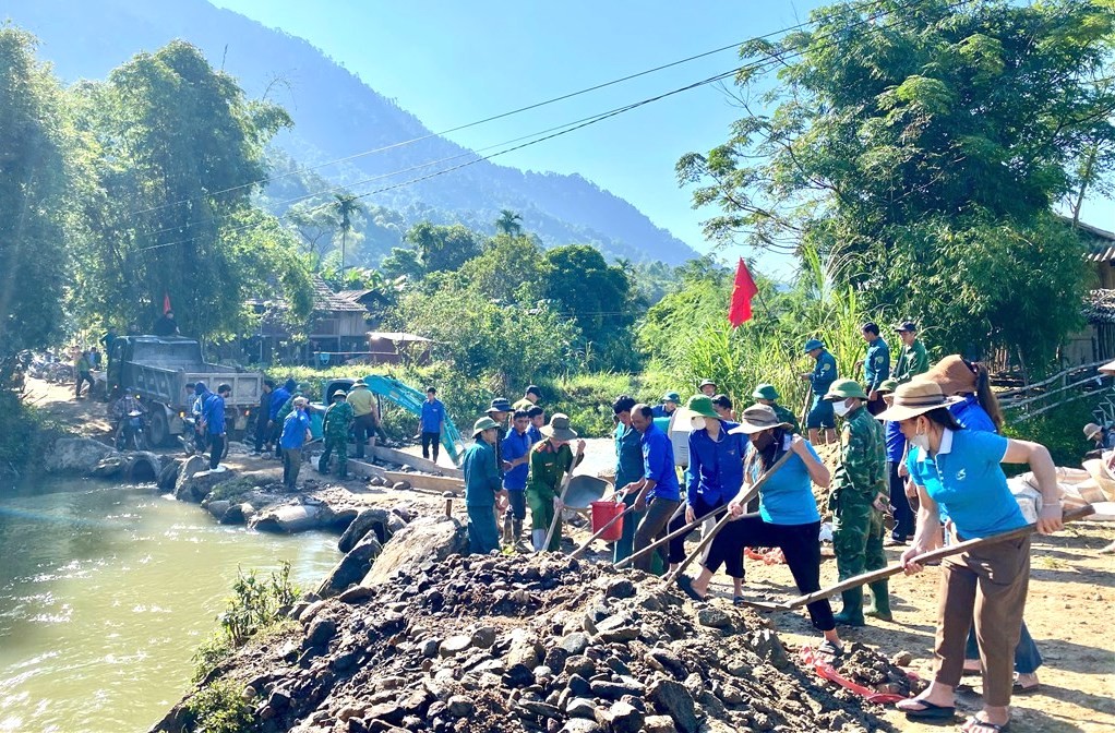 Thanh niên đổ bê tông làm cầu tràn vượt lũ cho học sinh đến trường ảnh 1