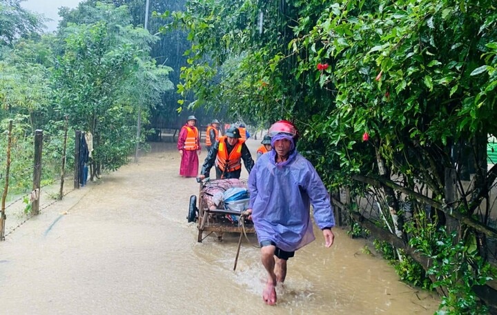 Người dân huyện Lệ Thủy di dời nhà cửa tránh lũ. (Ảnh: CTV)