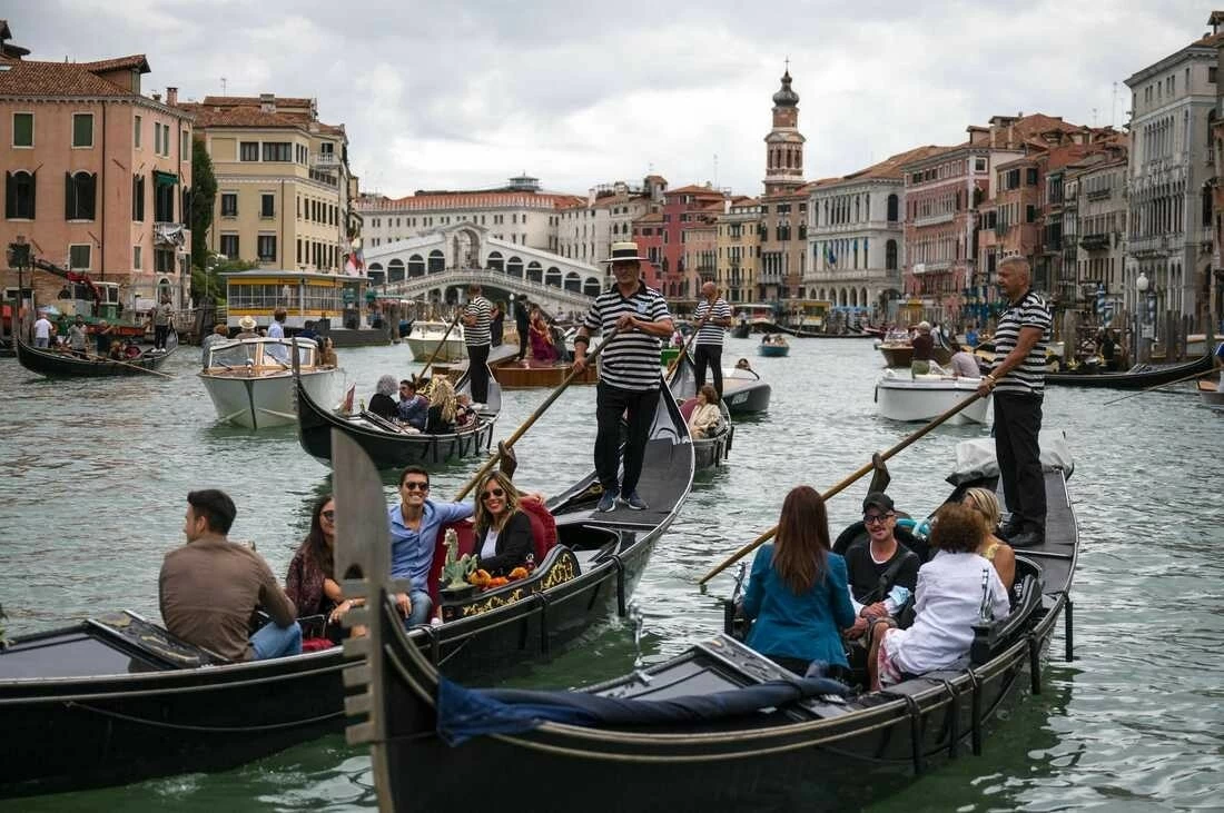  Venice, thành phố lãng mạn nổi tiếng với những kênh đào thơ mộng và những chiếc thuyền gondola huyền bí. 