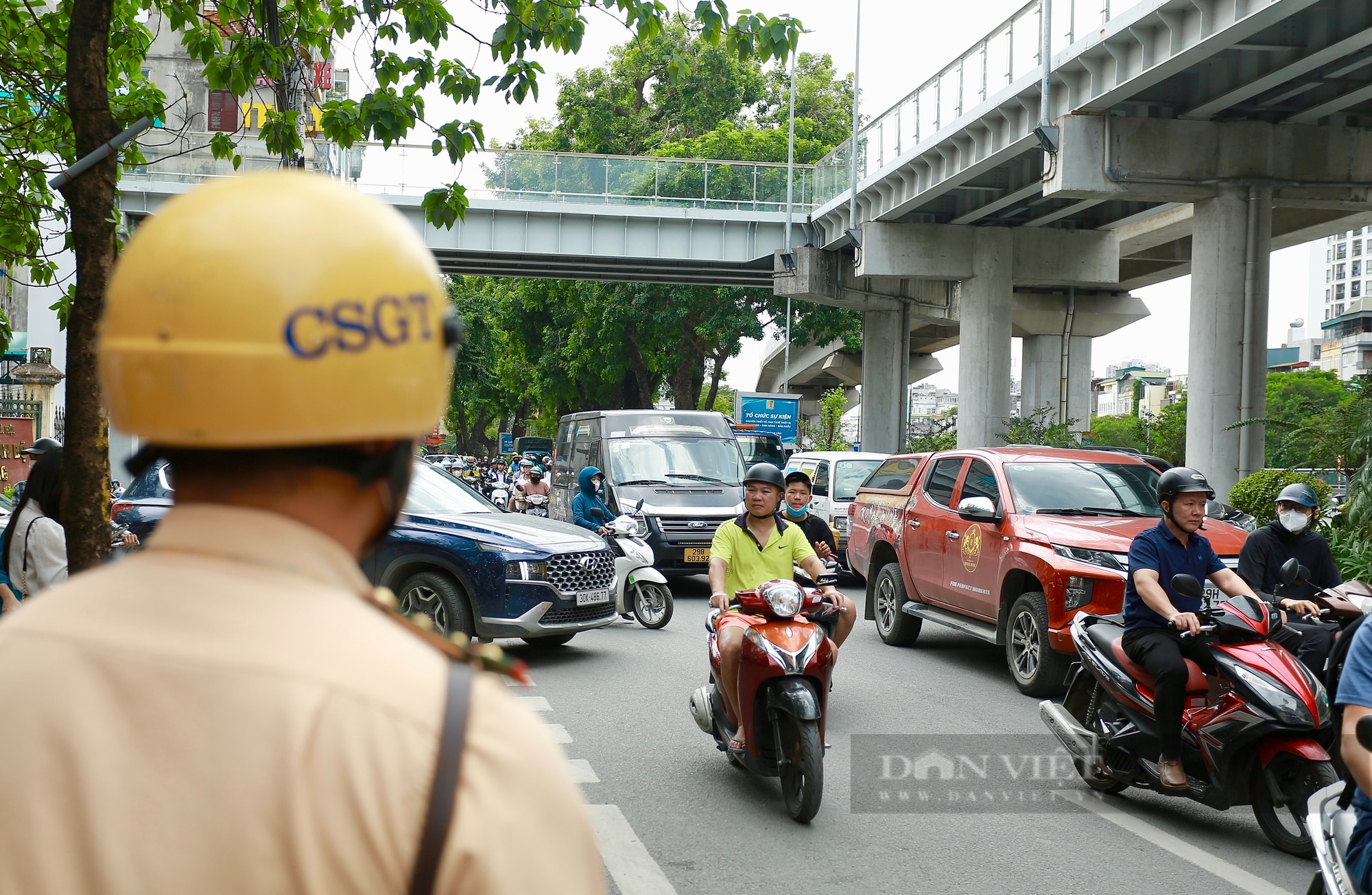 Thấy bóng dáng CSGT, học sinh đầu trần vội vã phóng xe quay đầu bỏ chạy- Ảnh 1.