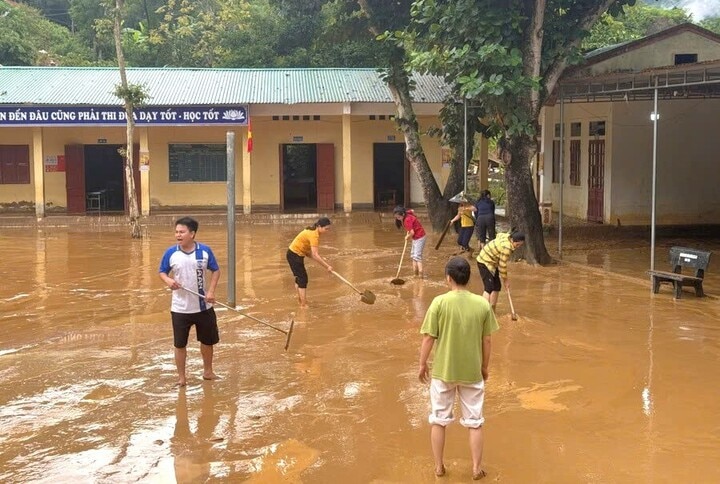 Các thầy cô dọn dẹp vệ sinh bùn đất sau trận lũ ống