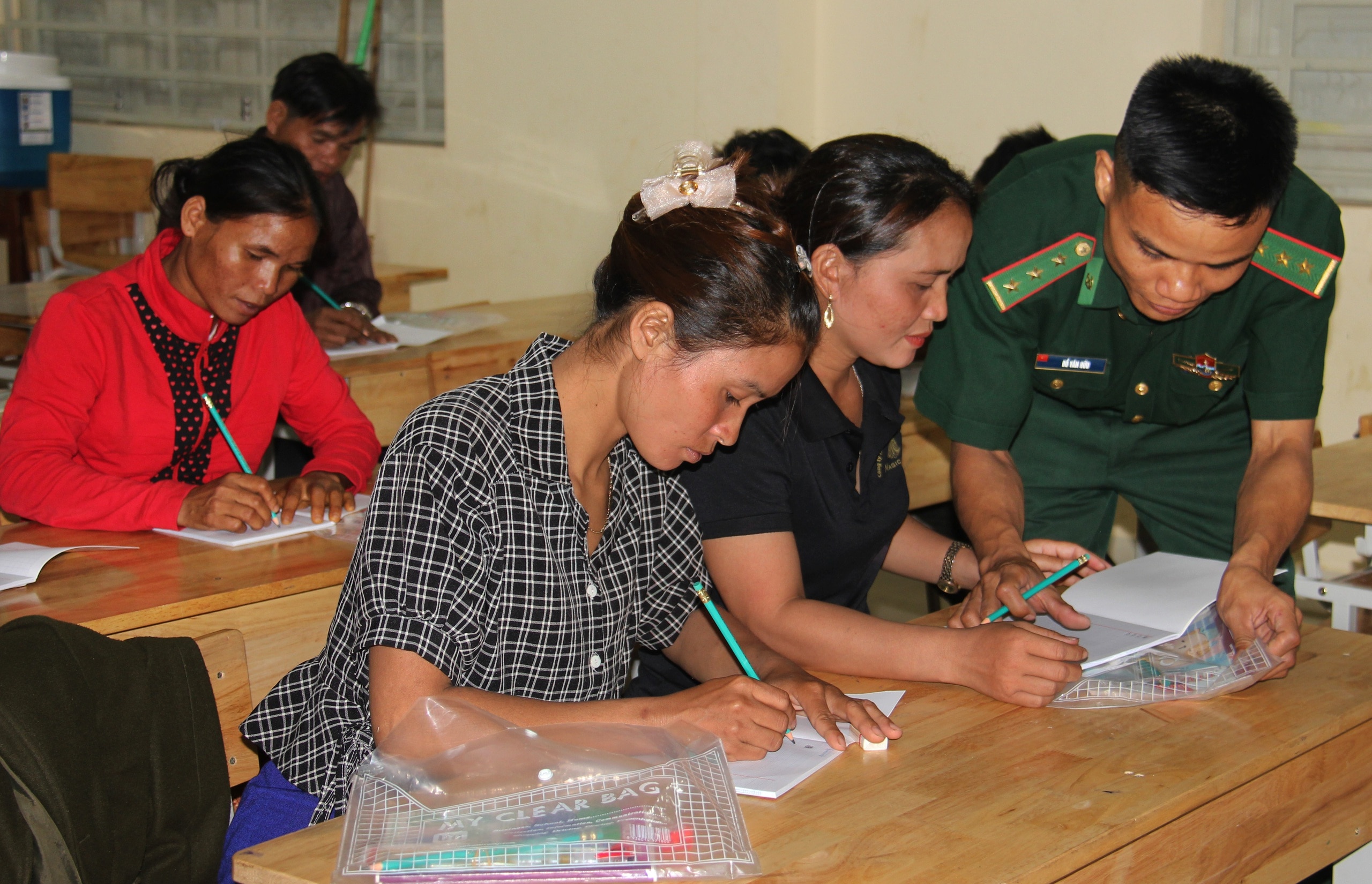 'Thầy giáo quân hàm xanh' nơi vùng biên Hướng Hóa- Ảnh 1.