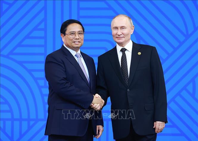 Tổng thống Liên bang Nga Vladimir Putin, Chủ tịch Nhóm BRICS năm 2024, đón Thủ tướng Phạm Minh Chính. Ảnh:  TTXVN