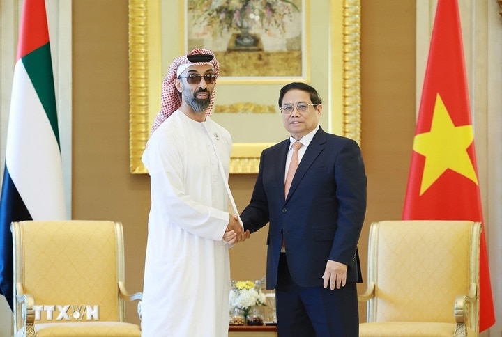 Thủ tướng Phạm Minh Chính và Cố vấn an ninh quốc gia, Phó Toàn quyền Abu Dhabi Sheikh Tahnoon Bin Zayed Al Nahyan. (Ảnh: Dương Giang/TTXVN)​