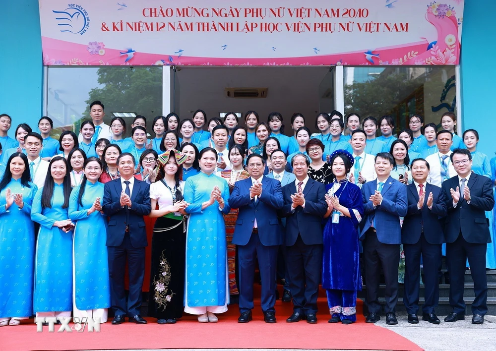 Thủ tướng Phạm Minh Chính và lãnh đạo Hội Liên hiệp Phụ nữ Việt Nam với giảng viên, sinh viên Học viện Phụ nữ Việt Nam. (Ảnh: Dương Giang/TTXVN)