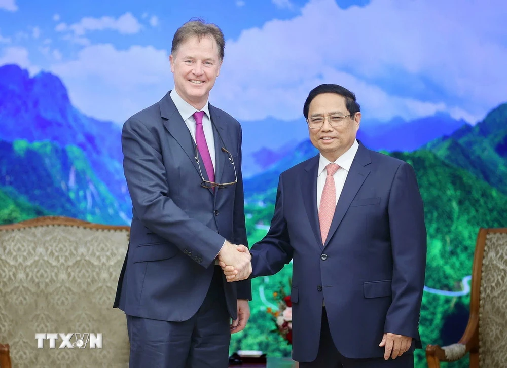 Thủ tướng Phạm Minh Chính tiếp ông Nick Clegg, Chủ tịch phụ trách Đối ngoại toàn cầu của Tập đoàn Meta. (Ảnh: Dương Giang/TTXVN)